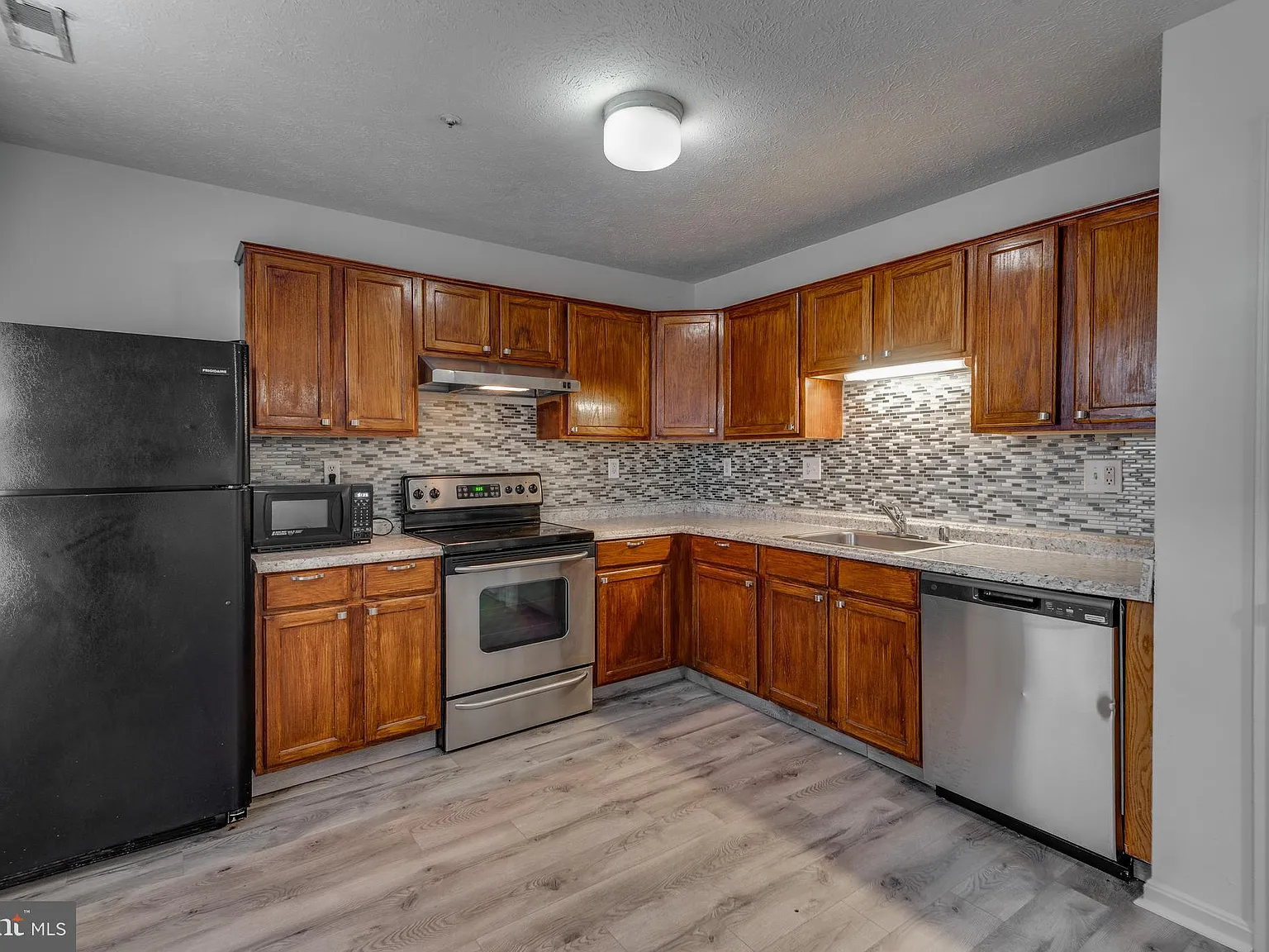 3 bed, 1.5 bath, 1240 sqft, $2,000 — Photo 3