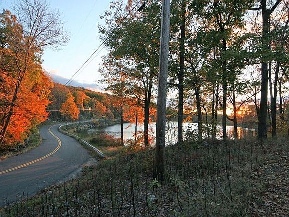 3rd image of 17 Lakeside Dr. NW