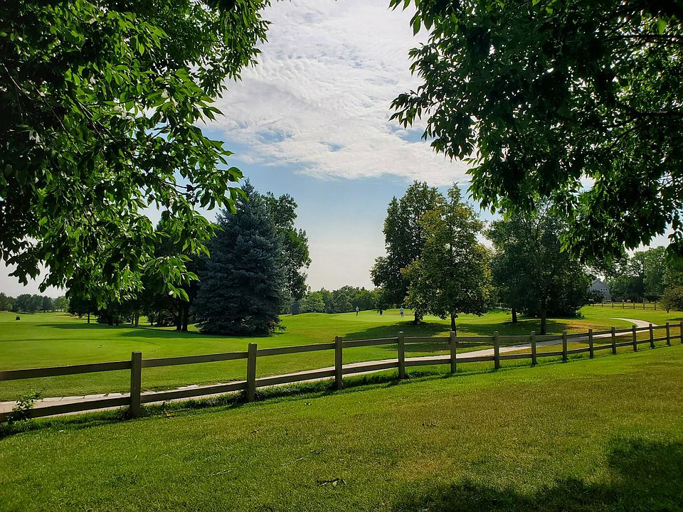 golfcourse 1/2 blk away