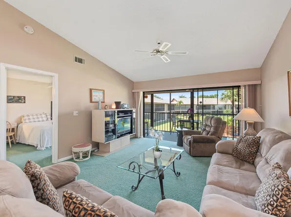 256 Pebble Beach Cir APT D202, Naples, FL 34113
