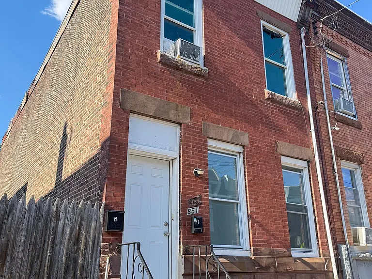 851 E Ontario St — Photo 1