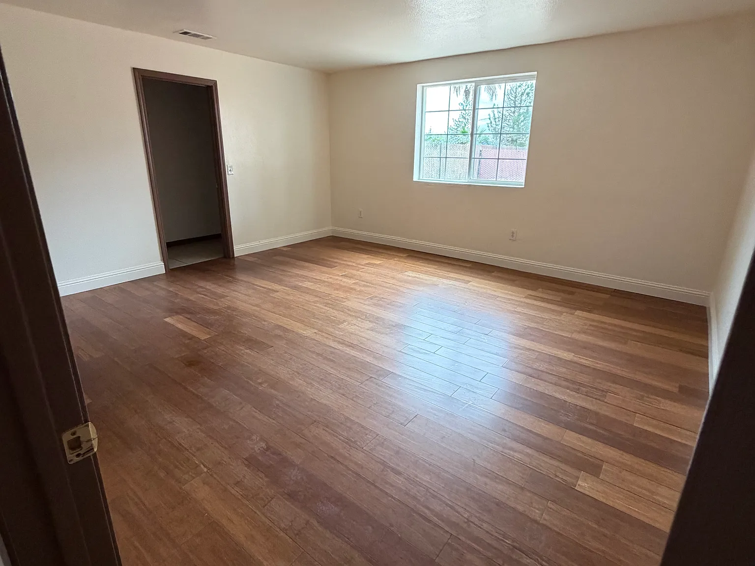 3 bed, 1100 sqft, $2,300 — Photo 4