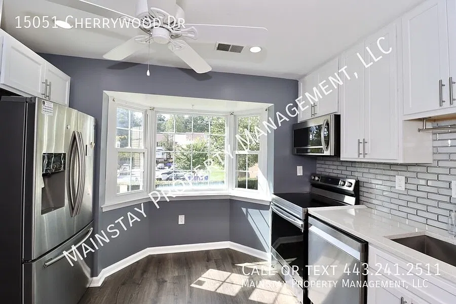 Updated End Unit Townhome W/ Fenced in Yard! — Photo 4