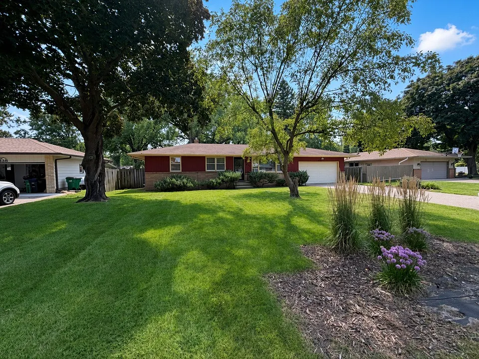 846 County Road B2 W