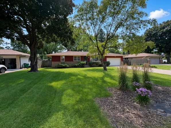 846 County Road B2 W, Roseville, MN 55113