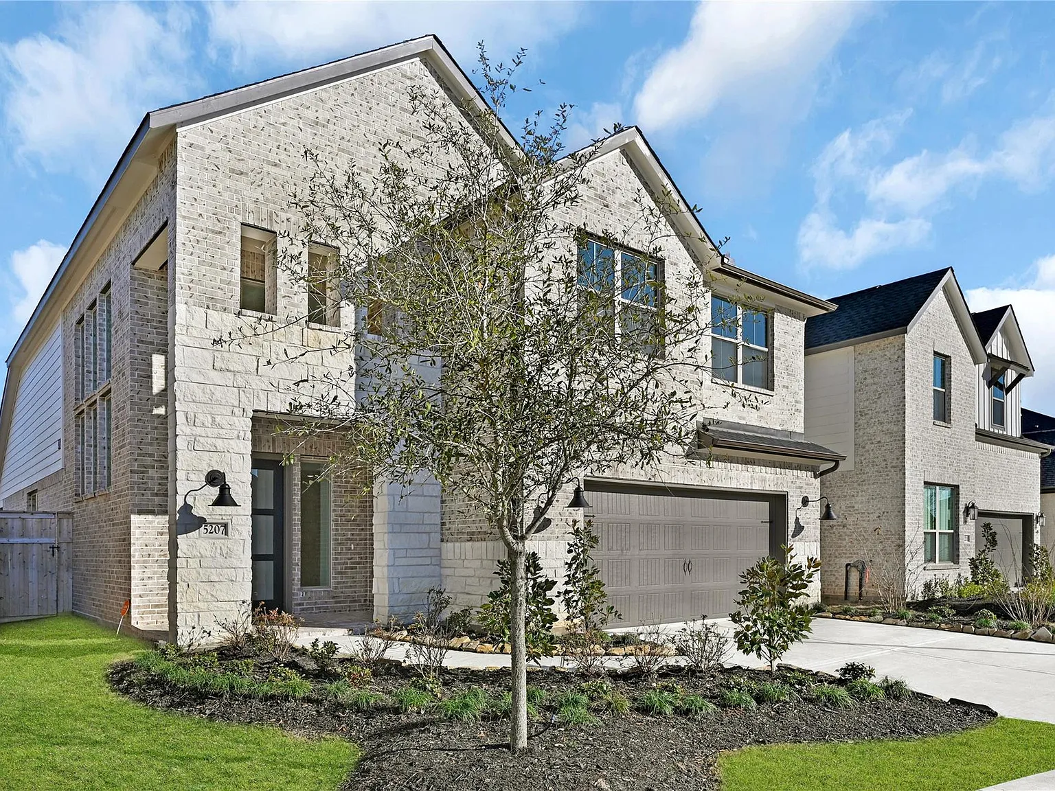 4 bed, 2.5 bath, 2600 sqft, $3,300 — Photo 2