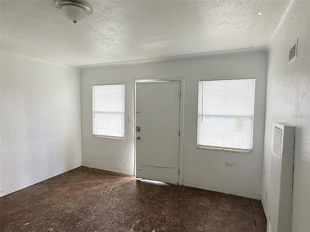 2 bed, 2.0 bath, 900 sqft, $1,295 — Photo 2