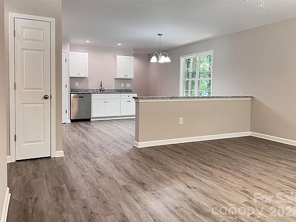 4th image of 411 Woodhaven St