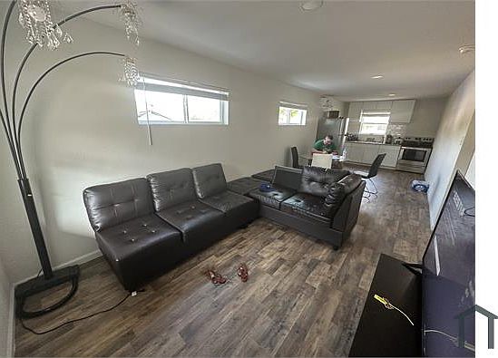 3rd image of 3805 Wipprecht St #4