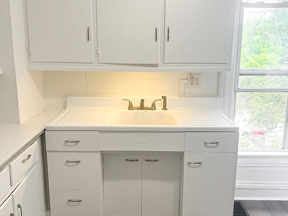 2nd image of 439 Westminster Ave #2