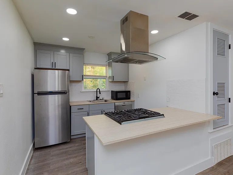8405 Georgian Dr — Photo 8