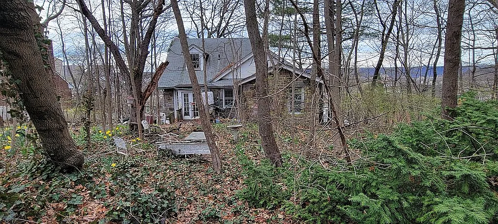 94 Courter Ave photo 1