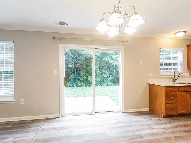 142 Hampshire Dr — Photo 7