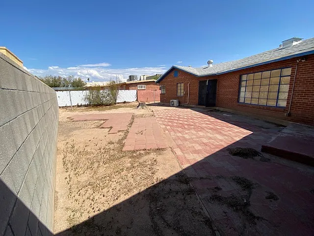 1405 E Lester St — Photo 22