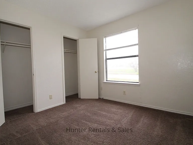 1100 Goodhue Dr — Photo 2