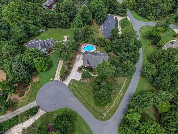 3rd image of 4 W Burkwood Ct