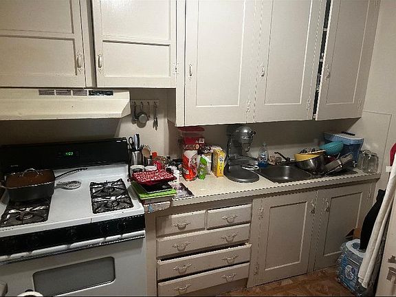 2nd image of 1621 Smith St #0