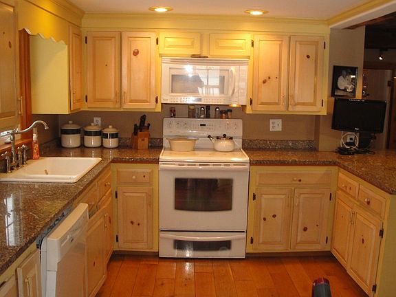 4th image of 16 E Pine St