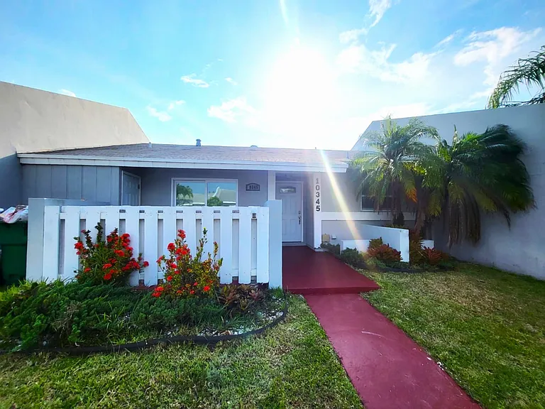 10345 SW 209th Ln — Photo 2