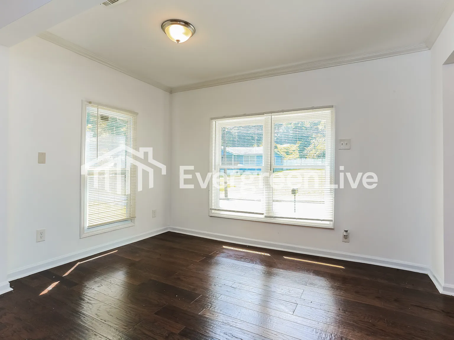 3 bed, 3.0 bath, 1305 sqft, $1,415 — Photo 2