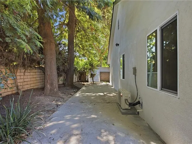 17024 Parthenia St — Photo 14