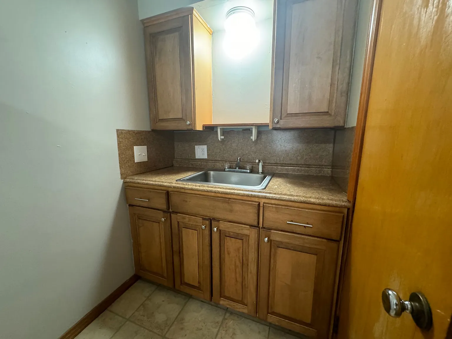 Updated 1BR Apartment Shared Laundry, Cats OK $750/mo — Photo 4