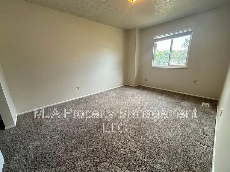1817 E Vine St — Photo 16