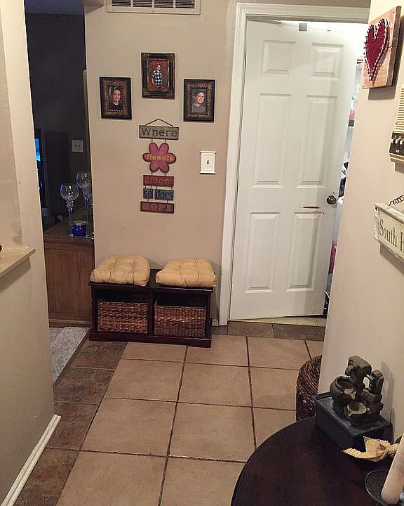 Frnt foyer~laundry rm