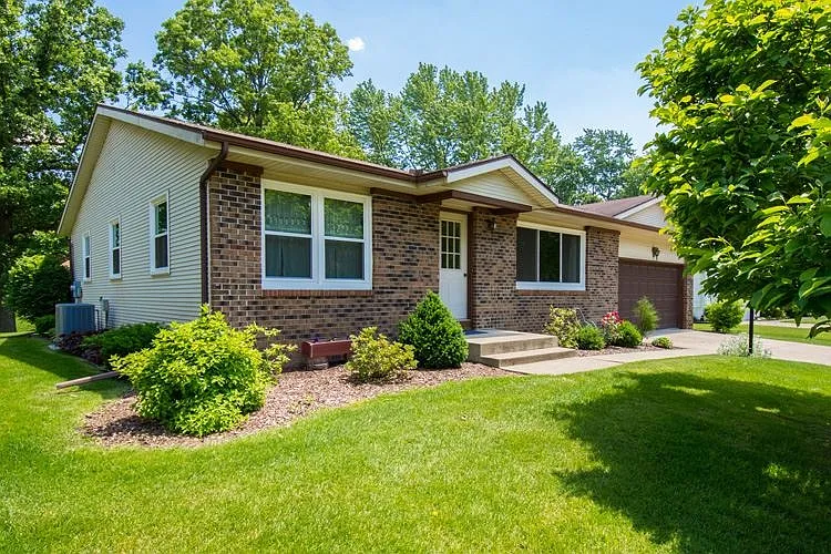 1495 Hampshire Dr photo 1