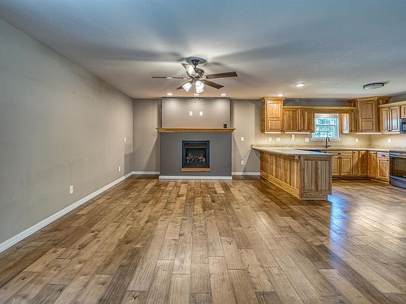 5th image of 304 S Kingswood Dr