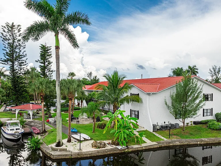 Coral Harbor Apartments — Photo 6