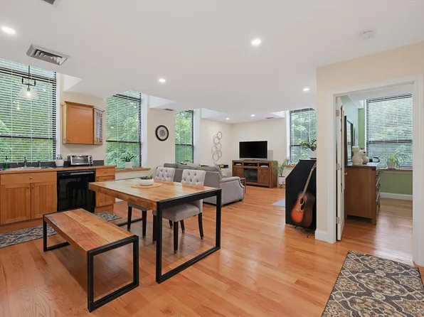 149 Andover St APT 8, Andover, MA 01810
