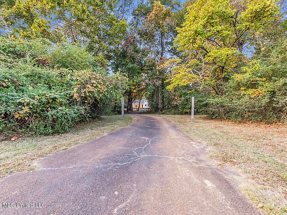 2nd image of 1038 W Oak Grove Rd