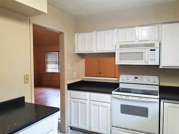 3rd image of 20322 Beigewood Ln