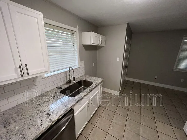 464 Wilton Dr — Photo 9