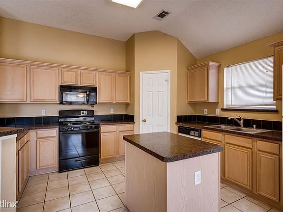 4th image of 204 W Willow Creek Dr