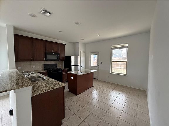 4th image of 324 Harper Ln