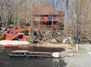 9 E Shore Dr, Hawley, PA 18428