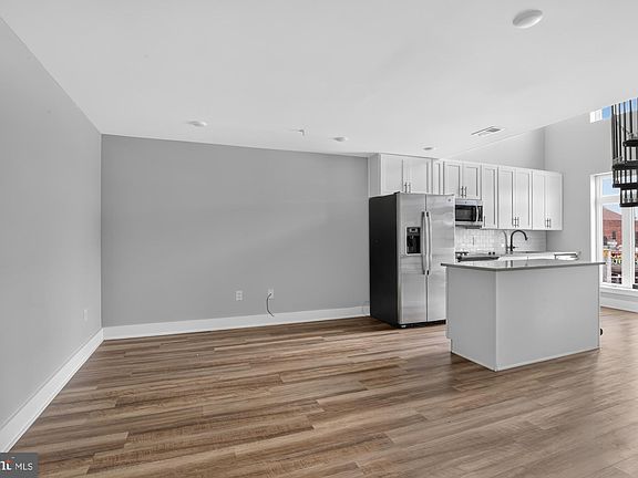 5th image of 3965 Lancaster Ave #303