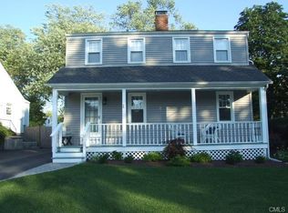 807 Riverside Dr, Fairfield, CT 06824