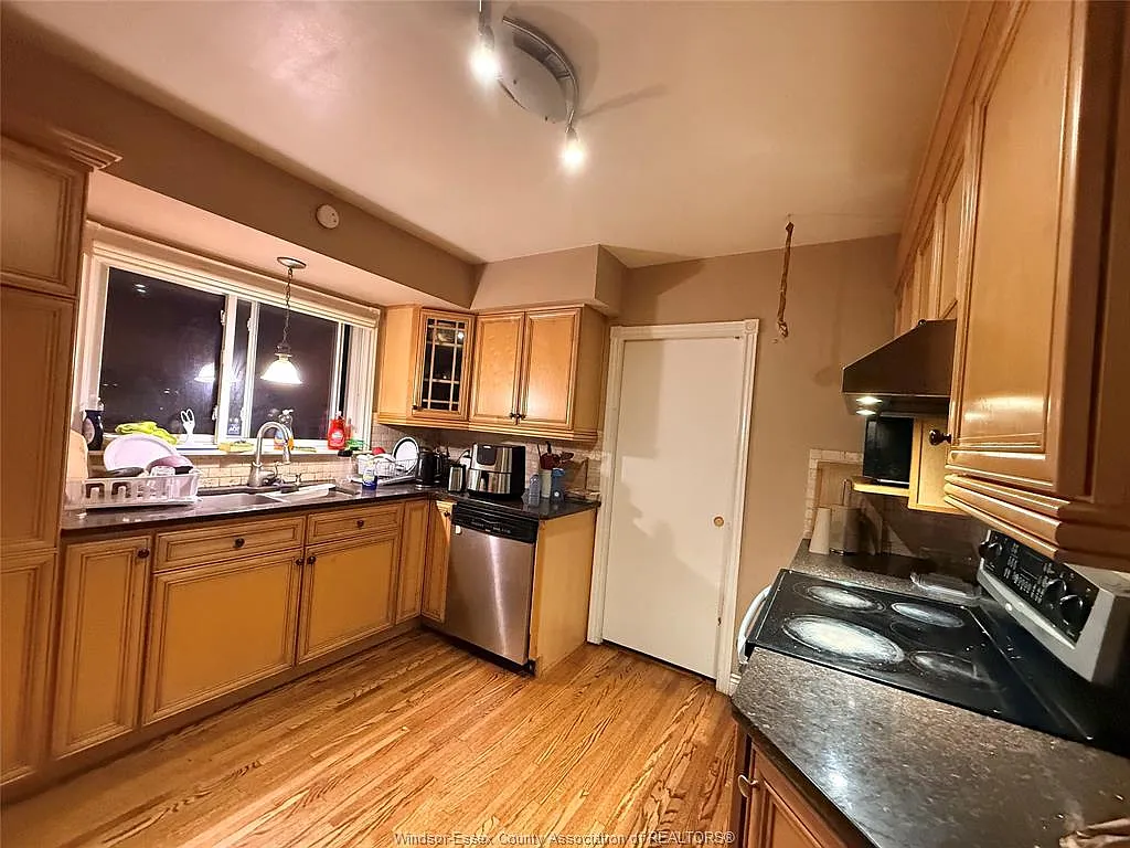 6 bed, $3,199 — Photo 3