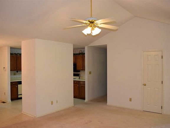 4th image of 221 Green Valley Dr