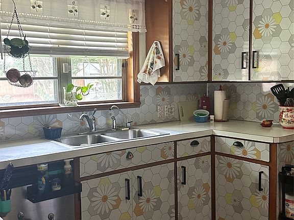 3rd image of 1003 N 6th Ave