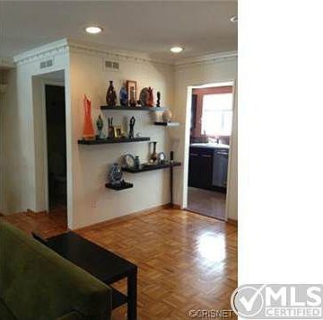 5th image of 11542 Burbank Blvd Unit 4