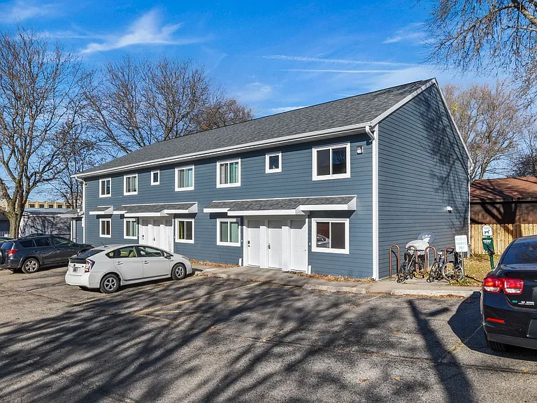 1207 E Wilson St — Photo 14