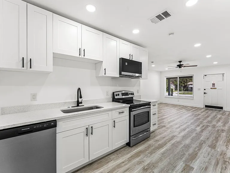 134 SW 14th Ave — Photo 5