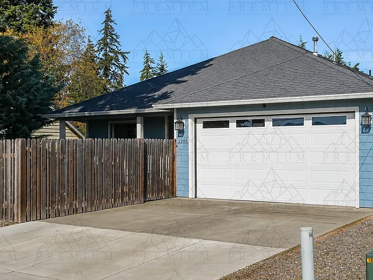1203 18th St — Photo 1