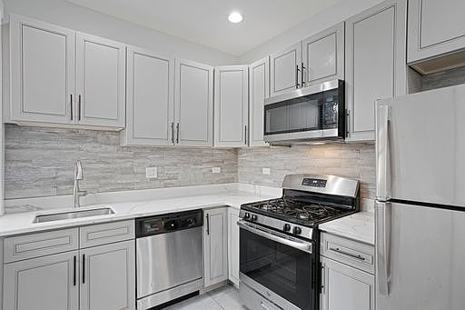 3rd image of 6105 N Winthrop Ave APT 3