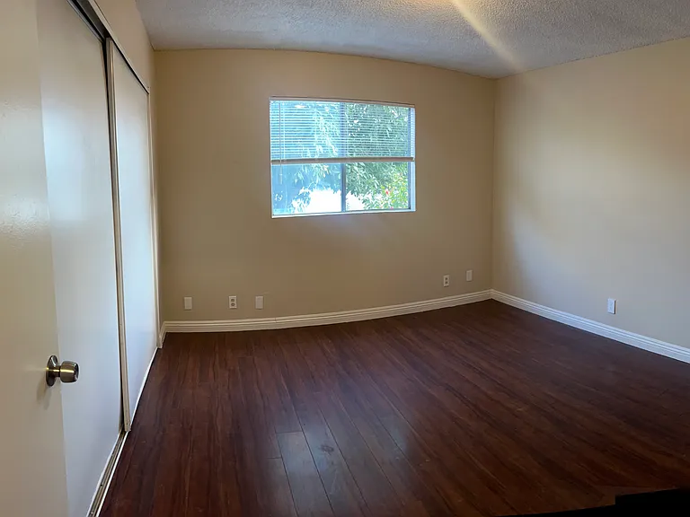 1554 Pine Ave — Photo 17