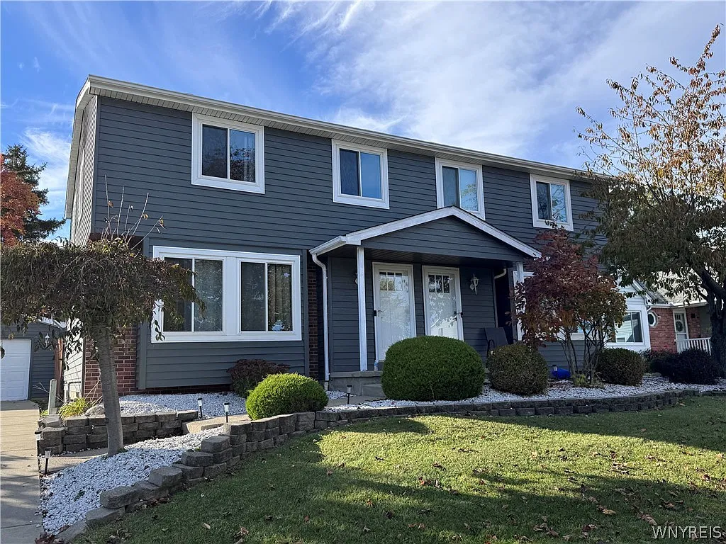 3 bed, 1.5 bath, 2324 sqft, $1,900 — Photo 2